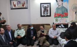 دیدار دکتر احمد وحیدی وزیر کشور با مادر شهید حسن صالحی
