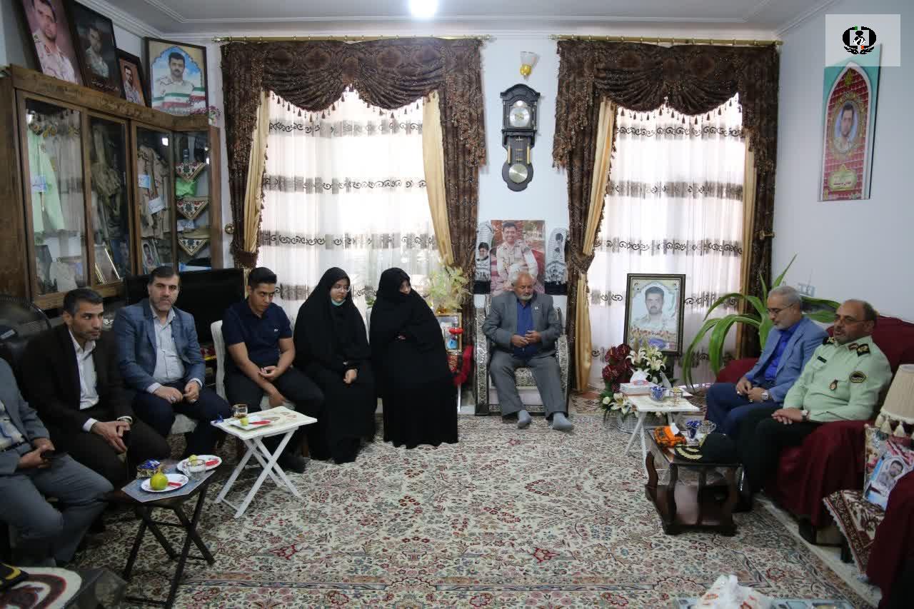 استاندار کرمان با دو تن از خانواده&zwnj;های شهدای مبارزه با موادمخدر دیدار کرد