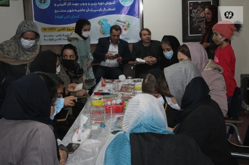 بازدید کارشناس فرهنگی و پیشگیری شورا از کارگاه اشتغالزایی زنان مناطق حاشیه سنندج