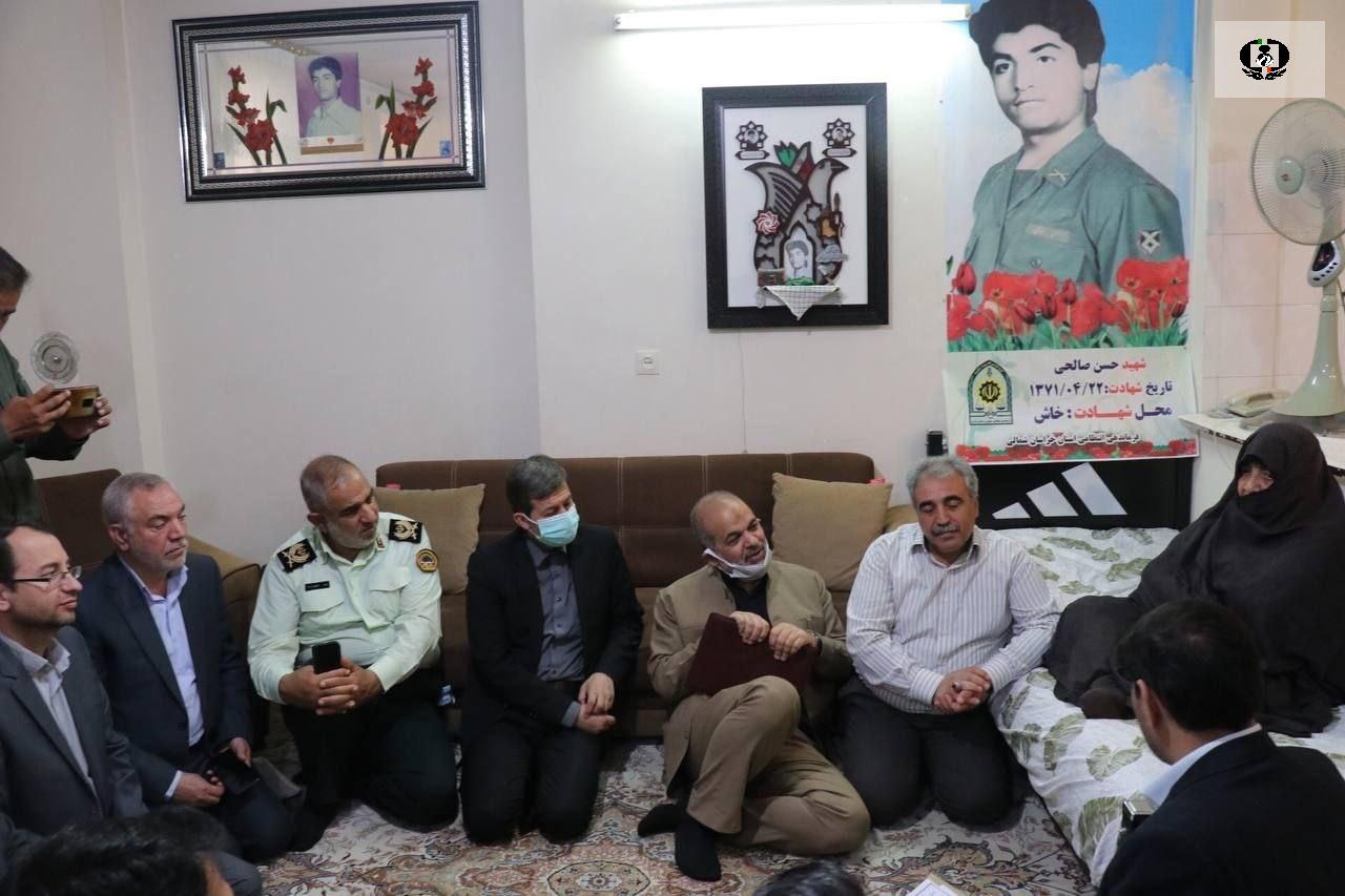 دیدار دکتر احمد وحیدی وزیر کشور با مادر شهید حسن صالحی