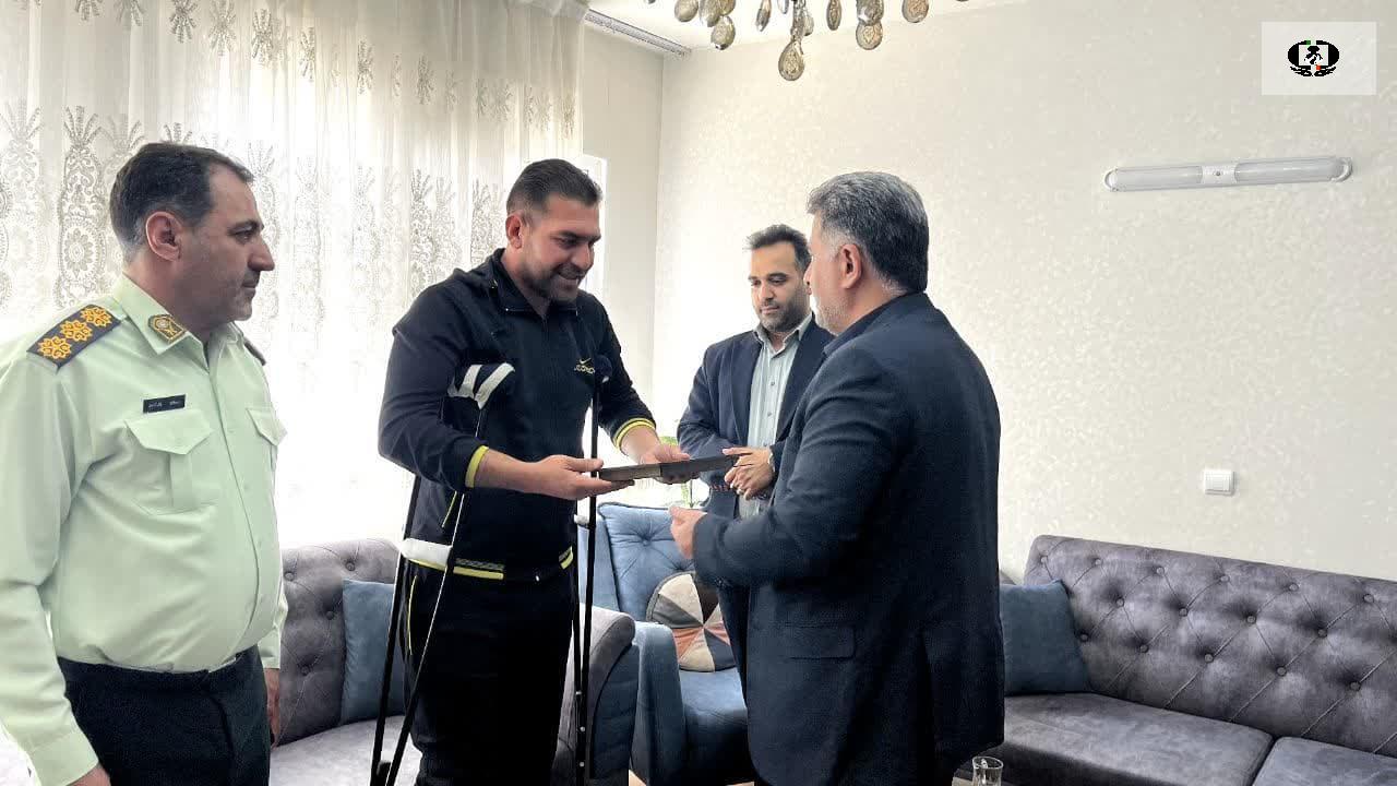 عیادت &nbsp;از مامور پلیسی که در درگیری با قاچاقچیان مواد مخدر مجروح شد